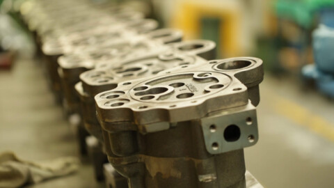 Rad kovových strojových čerpadiel.