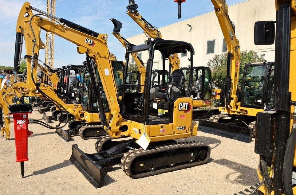 Mnoho minibagrov CAT v rade.