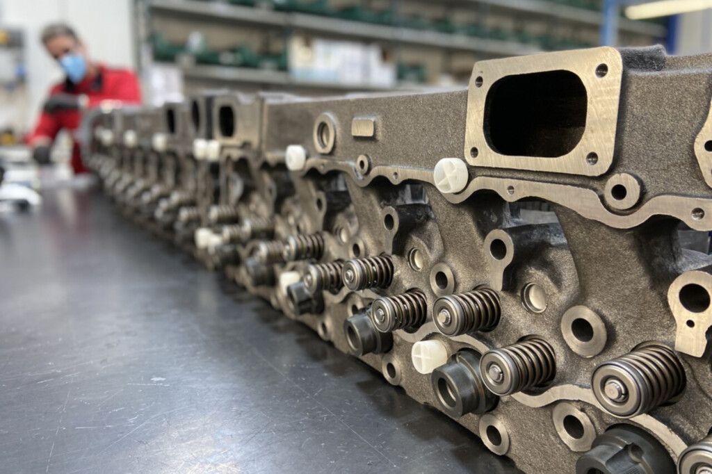 Záber na rad valcov motoru počas montáže v továrni.