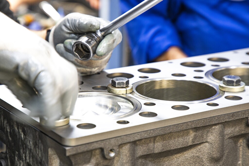 Záber na proces montáže valcov v motore.